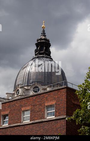 Londres royaume-uni 08 septembre 2013 vue à angle bas du Brompton Oratory Dome contre le ciel Banque D'Images