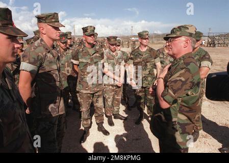 Président des chefs d'ÉTAT-MAJOR interarmées, le général John M. Shalikashvili (États-Unis Armée), visites avec Marines du détachement de soutien du service de combat 61 du détail du soutien du service de la Force de 2nd à la suite de cérémonies visant à désactiver la Force opérationnelle interarmées 160. La foi-160, une unité conjointe Armée-Marine-corps marin-Force aérienne, a supervisé la construction et l'exploitation des camps de réfugiés qui hébergeaient des dizaines de milliers de migrants haïtiens et cubains avant d'être retournés dans leur pays d'origine ou de déménager. Base : Station navale, Baie de Guantanamo pays : Cuba (CUB) Banque D'Images