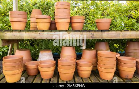 Piles de pots en terre cuite pour plantes à vendre dans un magasin de jardin. Banque D'Images