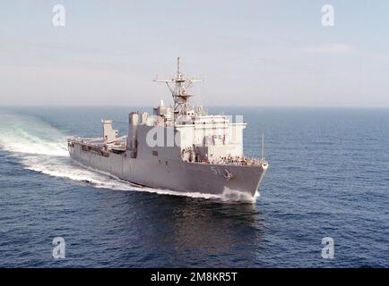 Une vue aérienne à tribord de l'arc du quai amphibie USS OAK HILL (LSD-51) en cours pendant les essais en mer des constructeurs. Pays: Golfe du Mexique Banque D'Images