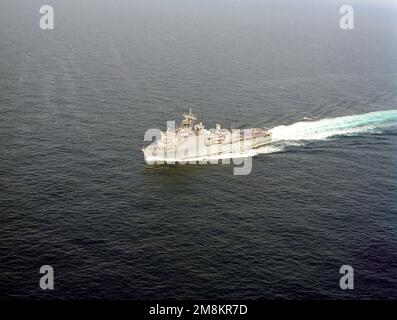 Une vue aérienne sur l'arc du quai amphibie du navire d'atterrissage USS OAK HILL (LSD-51) est en cours pendant les essais en mer des constructeurs. Pays: Golfe du Mexique Banque D'Images