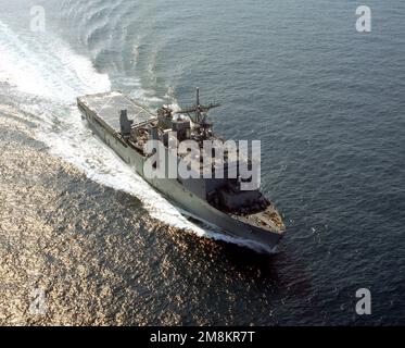 Une vue aérienne à tribord de l'arc du quai amphibie USS OAK HILL (LSD-51) en cours pendant les essais en mer des constructeurs. Pays: Golfe du Mexique Banque D'Images