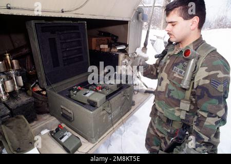 SRA Travis Hargitt, vol d'élimination des munitions explosives 52nd, base aérienne de Spangdahlem, Allemagne, prépare un dispositif électronique de détonation à l'arrière de son véhicule, prêt à détruire les munitions non explosées trouvées dans la région. SRA Hargitt et son unité sont à Tuzla pour soutenir UNE ENTREPRISE COMMUNE. SRA Travis Hargitt, vol d'élimination des munitions explosives 52nd, base aérienne de Spangdahlem, Allemagne, prépare un dispositif électronique de détonation à l'arrière de son véhicule, prêt à détruire les munitions non explosées trouvées dans la région. SRA Hargitt et son unité sont à Tuzla pour soutenir UNE ENTREPRISE COMMUNE. Banque D'Images