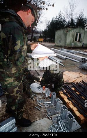 Les membres du 823rd Red Horse Squadron, à Hurlburt Field, en Floride, organisent du matériel avant de construire une tente pour loger des camions d'incendie à la base aérienne de Tuzla, en Bosnie. Les camions d'incendie appartiennent à l'escadron de génie civil 100th, RAF Mildenhall, Royaume-Uni, et sont déployés à Tuzla pour fournir un soutien de lutte contre l'incendie à la base et à l'opération joint Endeavour. Objet opération/série: BASE CONJOINTE ENDEAVOUR: Tuzla Air base pays: Bosnie-Herzégovine (BIH) Banque D'Images