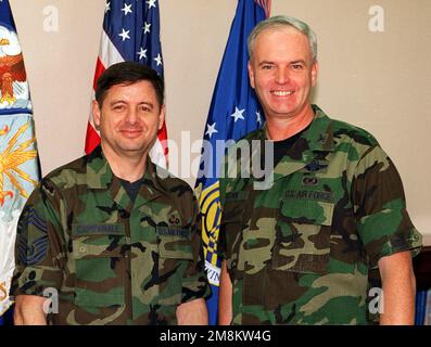 CHEF MAÎTRE SGT. De la Force aérienne que pose David Campanale avec col. Bruce Brown, commandant, 15th, Escadre de la base aérienne. Date exacte prise de vue inconnue. Base: Hickam Air Force base État: Hawaii (HI) pays: Etats-Unis d'Amérique (USA) Banque D'Images