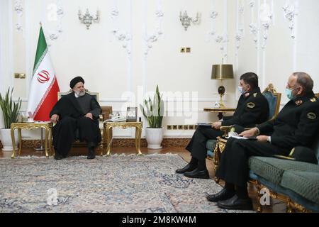 Téhéran, Téhéran, Iran. 14th janvier 2023. Ce document fourni par la présidence iranienne montre le Président DE la République islamique, EBRAHIM RAISI (L), lors d'une rencontre avec le général AHMAD-REZA RADAN (2R), récemment nommé chef de la police, à Téhéran (Iran), sur 14 janvier 2023. Près de quatre mois après la mort de Mahsa Amini, le chef suprême, l'ayatollah Ali Khamenei, a nommé la semaine dernière un nouveau chef de police. Radan a pris la relève de Hossein Ashtari alors que Khamenei ordonnait au département de police d' ''améliorer ses capacités' (Credit image: © Présidence iranienne via ZUMA Press Wire) ÉDITORIAL Cr Banque D'Images