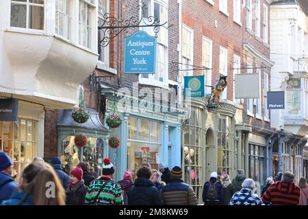 Shopping de Noël sur le Stonegate médiéval, à York, dans le Yorkshire, Royaume-Uni Banque D'Images