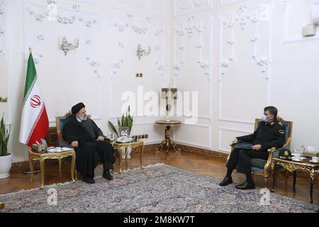 Téhéran, Téhéran, Iran. 14th janvier 2023. Ce document fourni par la présidence iranienne montre le Président de la République islamique, EBRAHIM RAISI (L), lors d'une rencontre avec le général AHMAD-REZA RADAN (R), récemment nommé chef de la police, à Téhéran (Iran), sur 14 janvier 2023. Près de quatre mois après la mort de Mahsa Amini, le chef suprême, l'ayatollah Ali Khamenei, a nommé la semaine dernière un nouveau chef de police. Radan a pris la relève de Hossein Ashtari alors que Khamenei ordonnait au département de police d' ''améliorer ses capacités' (Credit image: © Présidence iranienne via ZUMA Press Wire) ÉDITORIAL U C Banque D'Images