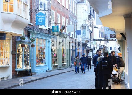 Shopping de Noël sur le Stonegate médiéval, à York, dans le Yorkshire, Royaume-Uni Banque D'Images