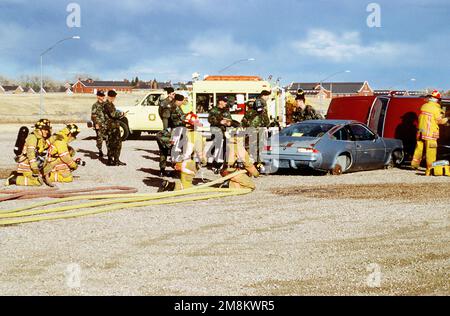 Les pompiers et les policiers travaillent en harmonie pour sauver une « victime » piégée avec les membres de l'IG. L'équipe de l'inspecteur général a testé la capacité de la base à réagir aux conditions de combat, aux coupures de courant, aux déploiements de mobilité, aux accidents d'avions et d'automobiles, aux situations d'otages, aux menaces de bombe, aux vols armés, au terrorisme, et problèmes de communication. Objet opération/série : inspection de l'état de préparation opérationnelle, 90th escadre spatiale, 11-25 mars base : base aérienne Francis E. Warren État : Wyoming (WY) pays : États-Unis d'Amérique (USA) Banque D'Images