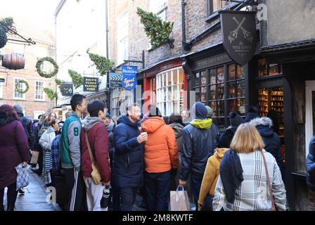 York Ghost Merchants sur les ruines historiques, qui est devenu un TikTok phenonemon mondial tandis que les gens font la queue pendant des heures pour acheter un fantôme sur mesure, Royaume-Uni Banque D'Images