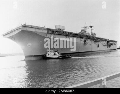 Vue de l'avant-port du navire d'assaut amphibie Bataan (LHD-5) manoeuvré vers le bassin d'aménagement d'Ingalls Shipbuilding, Inc. À la suite du décollage. Base: Pascagoula État: Mississippi (MS) pays: Etats-Unis d'Amérique (USA) Banque D'Images