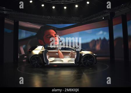 Grande Noida, Inde. 12th janvier 2023. L'Auto Expo, l'un des plus grands salon de l'automobile en Inde, se tient à Greater Noida, en Inde, le 12 janvier 2023. Après un échec l'année dernière en raison des restrictions de la COVID-19, l'événement est retourné à India Expo Mart dans le Grand Noida, Uttar Pradesh après trois ans. Des fabricants comme Maruti Suzuki, Hyundai, Kia, MG et Tata ont présenté leurs produits à venir le premier jour de l'événement hier, tandis qu'une série de dévoilement ont eu lieu aujourd'hui. (Photo par Arnav Kaushik/Pacific Press/Sipa USA) crédit: SIPA USA/Alay Live News Banque D'Images