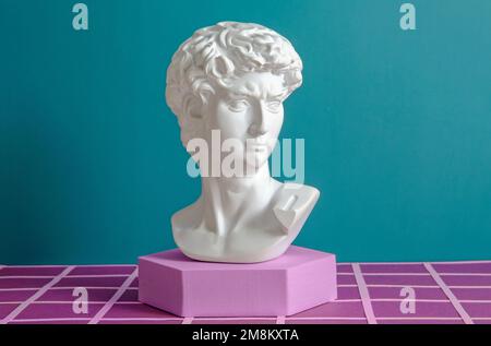 David antique statue sur le podium dans l'espace numérique dans le métaverse comme un concept de l'art numérique et des affaires du futur. Photo de haute qualité Banque D'Images