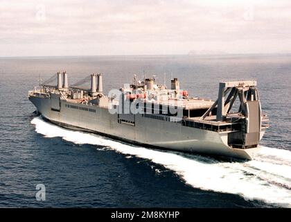 Vue arrière du côté du port du navire de transport de véhicules du Commandement militaire de Seallift (MSC) USNS SHUGHART (T-AKR-295) en cours d'essais en mer au large de San Diego à environ 20 noeuds. Pays : Océan Pacifique (POC) Banque D'Images