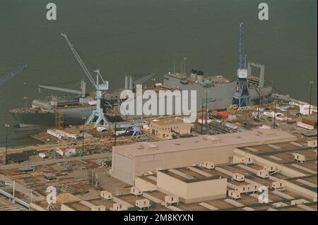 Vue aérienne de l'avant-port du navire de transport USNS GORDON (T-AKR-296) de Military Selift Command en cours de conversion à l'installation du quai 2 au chantier naval de Newport News et de Drydock Corporation. Le GORDON entrera en service le 4th juillet de cette année. Base: James River État: Virginie (va) pays: Etats-Unis d'Amérique (USA) Banque D'Images