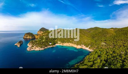 Vue aérienne de Cala Saladeta, îles d'Ibiza, Espagne Banque D'Images