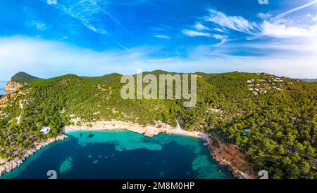 Vue aérienne de Cala Saladeta, îles d'Ibiza, Espagne Banque D'Images