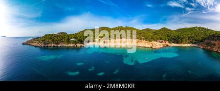 Vue aérienne de Cala Saladeta, îles d'Ibiza, Espagne Banque D'Images