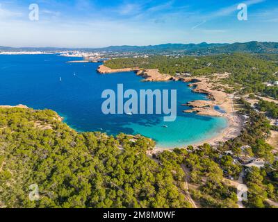 Ibiza Cala Bassa plage avec eau turquoise, vues sur les drones aériens Banque D'Images