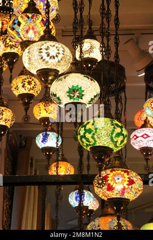 De belles lampes turques multicolores brillent avec une luminescence douce dans un magasin à Solvang, CA. Banque D'Images