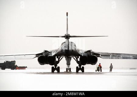 Vue arrière d'une lance B-1B comme chasse-neige qui sort de la piste. Base: Ellsworth Air Force base État: Dakota du Sud (SD) pays: États-Unis d'Amérique (USA) Banque D'Images