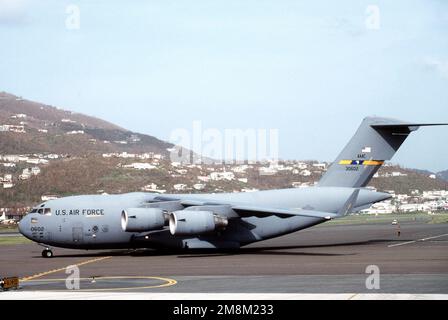 Un C-17 Globemaster III du 17th Airlift Squadron, 433rd Air Wing, Charleston AFB (Caroline du Sud), taxis à l'aéroport pour livrer de l'eau embouteillée et des repas prêts à manger (MRE) après que l'ouragan Marilyn a dévasté l'île en 1995. Base: Saint Thomas État: Iles Vierges (VI) pays: Etats-Unis d'Amérique (USA) Banque D'Images