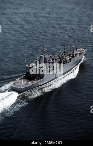 Vue aérienne Bow-on (hors ligne centrale) du navire de munitions du Commandement militaire de Sealift (SMC) capot de MONTAGE USNS (T-AE-29) en cours vers l'est, en direction du détroit. Base: Détroit de Juan de Fuca État: Washington (WA) pays: États-Unis d'Amérique (USA) Banque D'Images