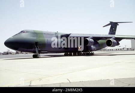 Un C-5A Galaxy, 21st escadron de transport aérien, base aérienne de Travis, CA, arrive à l'aérodrome de l'Armée de Biggs, chargé de quatre hélicoptères de l'Armée de terre, de deux palettes de fret et d'un véhicule gouvernemental qui sera utilisé dans Roving Sands '96, le plus grand exercice d'entraînement de défense aérienne conjoint annuel de l'armée américaine. Objet opération/série: ROVING SANDS '96 base: Biggs Army Air Field, El Paso État: Texas (TX) pays: États-Unis d'Amérique (USA) Banque D'Images