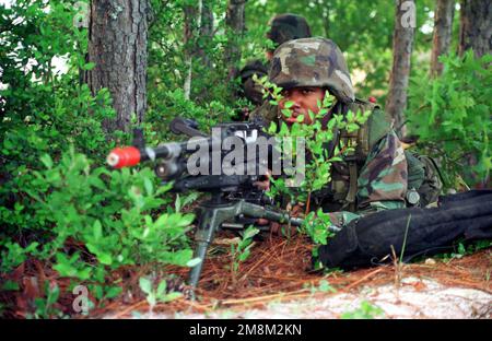 US Marine corps Private First Class (PFC) Antonio Johnson, de 'C' Co., 1st Bataillon, 2nd Marine Regiment, a sa mitrailleuse M-240g (équipée pour tirer des blancs) tout en maintenant la sécurité pendant l'exercice d'entraînement de la Force de réaction internationale biologique chimique (CBIRF) à Camp Lejeune, NC. Base : base du corps marin, Camp Lejeune État : Caroline du Nord (NC) pays : États-Unis d'Amérique (USA) Banque D'Images