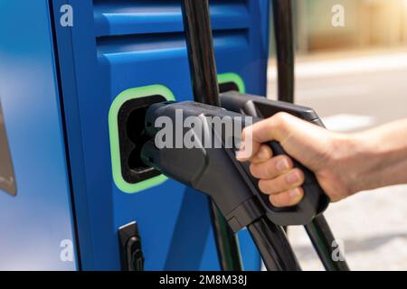 Prise femelle de charge rapide à main c.c. - CCS type 2 EV. Système de charge combiné prise de connecteur Combo 2 pour véhicules électriques en charge de voiture électrique Banque D'Images