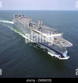 Une vue aérienne à tribord du navire de transport USNS Gordon (T-AKR-296) du Commandement militaire de Seallift (MSC) en cours à grande vitesse pendant les essais de pleine puissance. Pays: Océan Atlantique (AOC) Banque D'Images