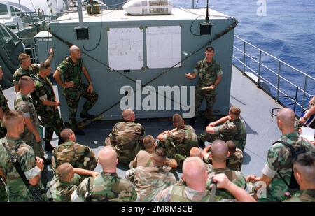 Lance CPL. Roberts donne des cours sur la mise en place de l'ambassade des États-Unis à Monrovia, au Libéria, sur le pont O-2 de l'USS PONCE (LPD-15) pendant son voyage transatlantique. Le Groupe spécial Marine Air-Ground Task Force (SPMAGTF) Libéria, une unité de la II Marine Expeditionary Force de Camp Lejeune, NC, prendra en charge les fonctions de l'unité expéditionnaire maritime de 22nd à l'ambassade des États-Unis à Monrovia, au Libéria. Le SPMAGTF est commandé par col. T. L. Corwin. Objet opération/série : BASE DE RÉPONSE ASSURÉE : USS Ponce (LPD 15) Banque D'Images