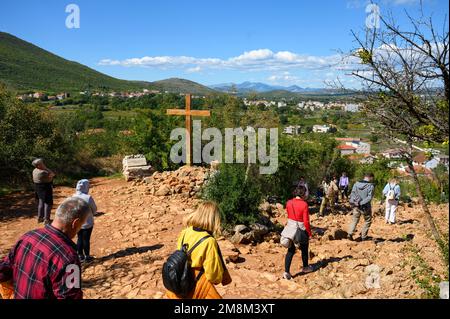 La croix marquant l'endroit où le premier message de la Reine de la paix a été donné au monde entier à Medjugorje, en Bosnie-Herzégovine. Banque D'Images