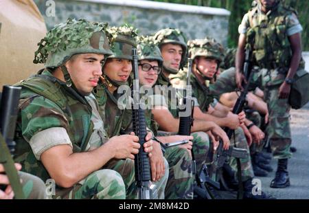 LES Marines DES ÉTATS-UNIS, du 2nd Bataillon, 2nd Marine Regiment, rattaché à l'unité expéditionnaire maritime (UEM) de 22nd, attendent avec impatience de monter à bord d'hélicoptères avant que la Force opérationnelle aérienne maritime au sol (SPMAGTF) ne prenne le contrôle des opérations au Libéria. SPMAGTF Liberia, une unité de la II Marine Expeditionary Force (MEF), Camp Lejeune, NC, prend en charge la mission de sécurité à l'ambassade américaine à partir de l'unité de 22nd Marine Expeditionary Unit. Le SPMAGTF est commandé par col. Tony L. Corwin. Objet opération/série: BASE DE RÉPONSE ASSURÉE: Monrovia pays: Libéria (LBR) Banque D'Images