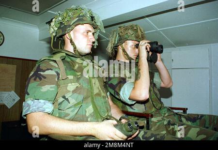 CPL. Dennis Lauseng (ville natale de Watertown, SD) et Lance CPL. Drew Schwichow, (ville natale : Wilmington, DE) surveiller les soldats de la force de surveillance de la paix en Afrique de l'Ouest au Libéria (ECOMOG) du Post 7B dans le secteur sud-ouest de l'ambassade des États-Unis. Le Groupe spécial Marine Air-Ground Task Force (SPMAGTF) Libéria, une unité de la II Marine Expeditionary Force (MEF) du Camp Lejeune, en Caroline du Nord, prend part à la mission de sécurité à l'ambassade des États-Unis à partir de l'unité expéditionnaire maritime (MEU) de 22nd. Le SPMAGTF est commandé par col. T. L. Corwin. Objet opération/série: BASE DE RÉPONSE ASSURÉE: Monrovia pays: Libéria (LBR) Banque D'Images