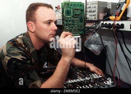 Le Sergent Jorest Jacks, 61st escadron de communications, 61st Groupe de la base aérienne, répare un des enregistreurs affectés à l'unité de la base aérienne de Los Angeles, en Californie. Base : Los Angeles Air Force base État : Californie (CA) pays : États-Unis d'Amérique (USA) Banque D'Images