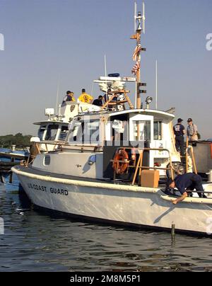 Un garde-côtes américain Crewman prend un échantillon d'eau à bord du bateau utilitaire de la Garde côtière n° 41395, lors des opérations de petits bateaux à la station de la Garde côtière américaine, dans les Moriches est, à long Island. Les plongeurs de la ville de New York et de la police de l'État se préparent à monter à bord d'autres bateaux similaires pendant les opérations de recherche et de récupération près du site de l'accident du vol 800 de TWA. Le vol 800 de TWA a fringolé dans l'océan Atlantique au large de long Island, New York, sur 17 juillet 1996. Base: Moriches Inlet État: New York (NY) pays: Etats-Unis d'Amérique (USA) Banque D'Images