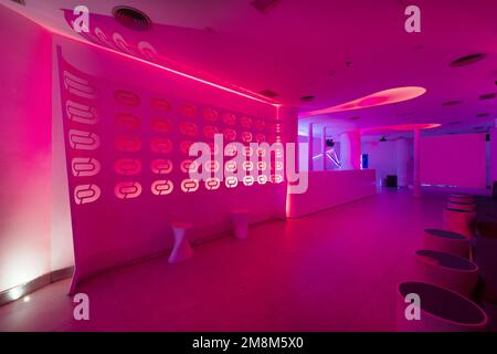 Salle de nuit avec comptoir de bar et lumières RVB Banque D'Images