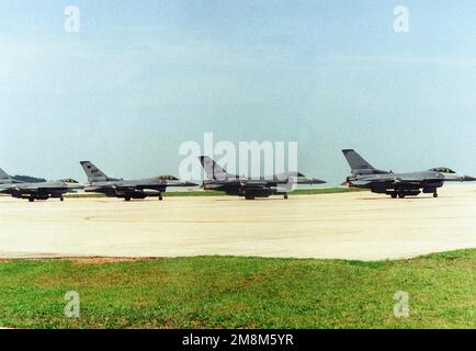 Quatre F-16 de la US Air Force combattent les Falcons sur la ligne de vol. Objet opération/série : BASE DE TIR VIVANT : base aérienne de Kunsan pays : République de Corée (KOR) Banque D'Images