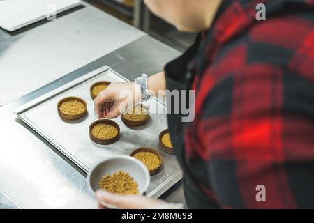 chef décorant des biscuits en forme de cercle avec des saupoudres d'or, délicieux concept de biscuits. Photo de haute qualité Banque D'Images
