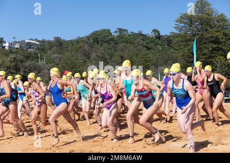 Bilgola Beach Sydney. Blackmores Billy Ocean courses de natation à Bilgola Beach sur les plages du nord de Sydney, comprenant 500m épreuves masculines et féminines et un parcours de 1,5km pour les compétitions de natation masculines et féminines. Photo de femmes nageurs féminins dans l'événement de 500m. Dimanche 15th janvier 2023 crédit Martin Berry @ alamy Live news. Banque D'Images