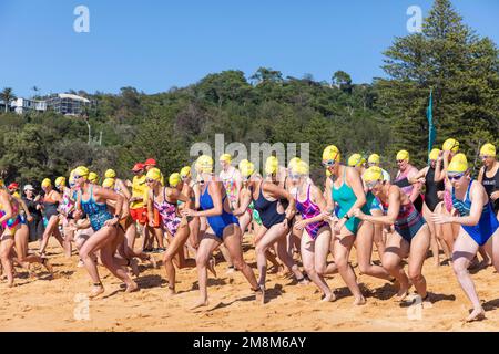 Bilgola Beach Sydney. Blackmores Billy Ocean courses de natation à Bilgola Beach sur les plages du nord de Sydney, comprenant 500m épreuves masculines et féminines et un parcours de 1,5km pour les compétitions de natation masculines et féminines. Photo de femmes nageurs féminins dans l'événement de 500m. Dimanche 15th janvier 2023 crédit Martin Berry @ alamy Live news. Banque D'Images