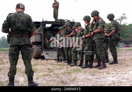 Les soldats polonais se préparent à monter à bord d'un véhicule d'assaut amphibie (AAV), lors de l'exercice d'entraînement de situation-4, qui fait partie de LA COOPÉRATIVE OSPREY 96. Cooperative Osprey est un exercice parrainé par le Commandement de l'Atlantique des États-Unis, qui est mené par les Forces maritimes de l'Atlantique au Camp Lejeune, en Caroline du Nord. La coopérative Osprey, dans le cadre du programme du Partenariat pour la paix, offrira une formation à l'interopérabilité dans les opérations de maintien de la paix et les opérations humanitaires conformément aux normes OTAN/IFOR, en mettant l'accent sur les compétences individuelles et collectives. Sujet opération/série: COOPÉRATIVE OSPREY '96 base: Base du corps marin, Camp Lej Banque D'Images