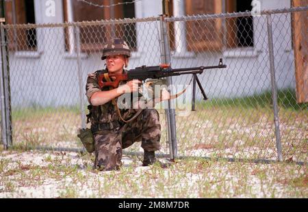 Un soldat hongrois patrouille la ligne de clôture, armé d'une mitrailleuse PK Kalashnikov de 7,62 mm, lors de l'exercice final d'entraînement 2 (FTX-2), qui fait partie de la coopérative Osprey '96. Sujet opération/série: COOPERATIVE OSPREY '96 base: Marine corps base, Camp Lejeune État: Caroline du Nord (NC) pays: États-Unis d'Amérique (USA) Banque D'Images