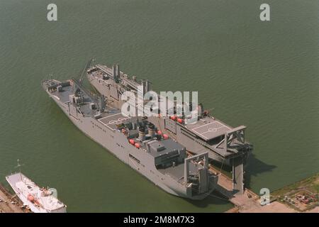Vue sur le quartier du port aérien des navires de transport de véhicules du Commandement militaire Sealift USNS GORDON (T-AKR-296) et USNS SHUGART (T-AKR-295) arriés à l'installation de la jetée de charbon de Newport News. Base: James River État: Virginie (va) pays: Etats-Unis d'Amérique (USA) Banque D'Images
