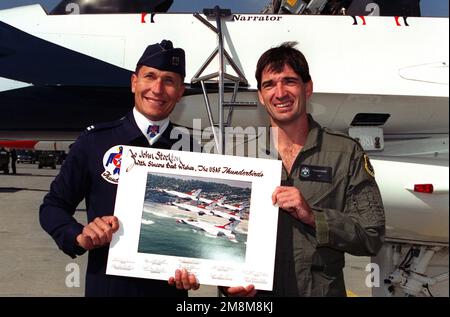 Le capitaine de l'USAF Daniel R. Torweihe, narrateur de l'USAF Thunderbird, présente John Stockton, deux fois médaillé d'or olympique et garde-pointe pour l'Utah Jazz, un momento de son vol avec l'équipe de démonstration. Base: Fairchild Air Force base État: Washington (WA) pays: États-Unis d'Amérique (USA) Banque D'Images