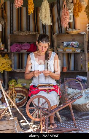 ALCALA DE HENARES, MADRID, ESPAGNE - 10 OCTOBRE 2016: Jeune femme spinner travaillant dans son magasin de laines teintes naturelles. pris pendant la celebr Banque D'Images