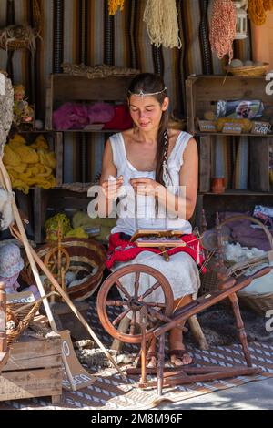 ALCALA DE HENARES, MADRID, ESPAGNE - 10 OCTOBRE 2016: Jeune femme spinner travaillant dans son magasin de laines teintes naturelles. pris pendant la celebr Banque D'Images