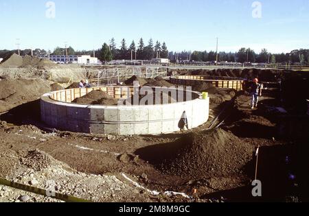 Installations d'entreposage de carburant consolidées situées dans le centre de logistique. PROJET US Army corps of Engineers, sous contrat avec ACCI/ASRC Contracting Co., Seattle (Washington). Fondations en place pour les réservoirs de stockage de carburant de 120 000 gallons. Base: Fort Lewis État: Washington (WA) pays: Etats-Unis d'Amérique (USA) Banque D'Images